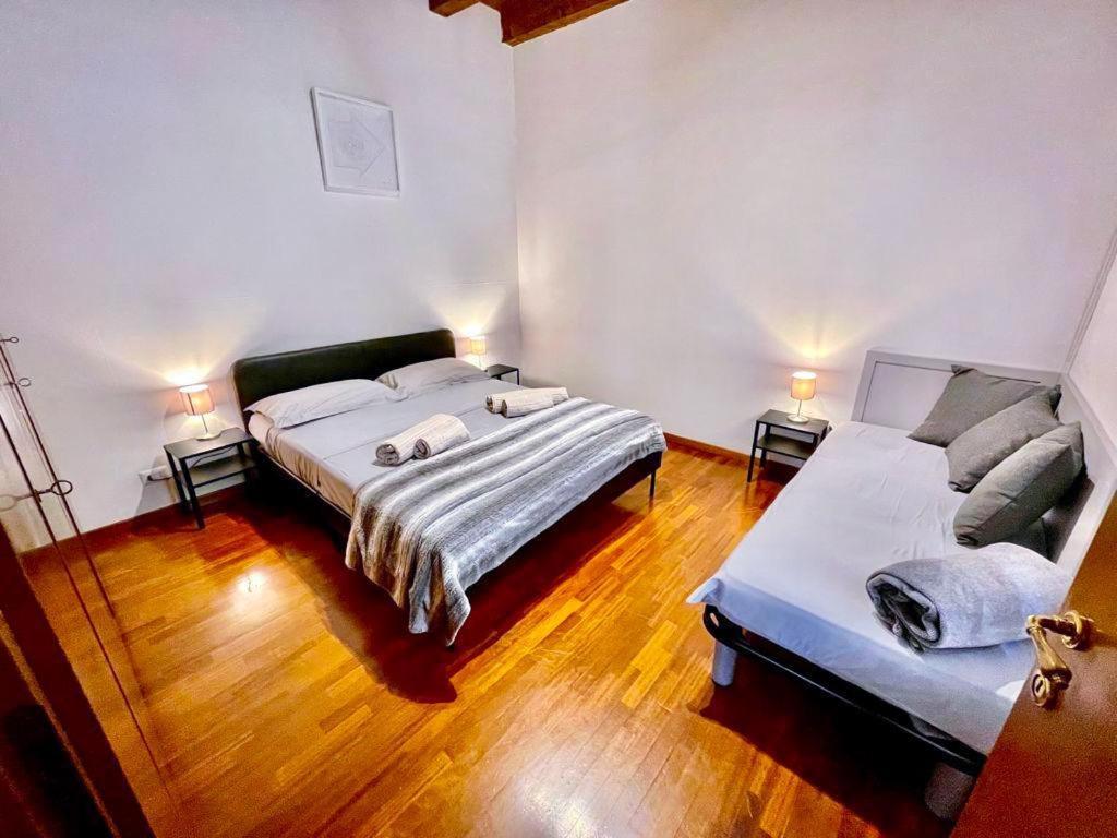 Apartment Sottoriva 12 City Center Large Apartment *